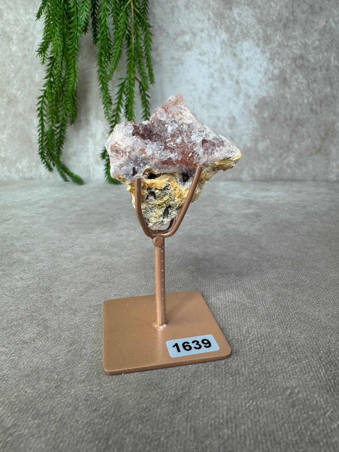 Roze amethist cluster op standaard #1639