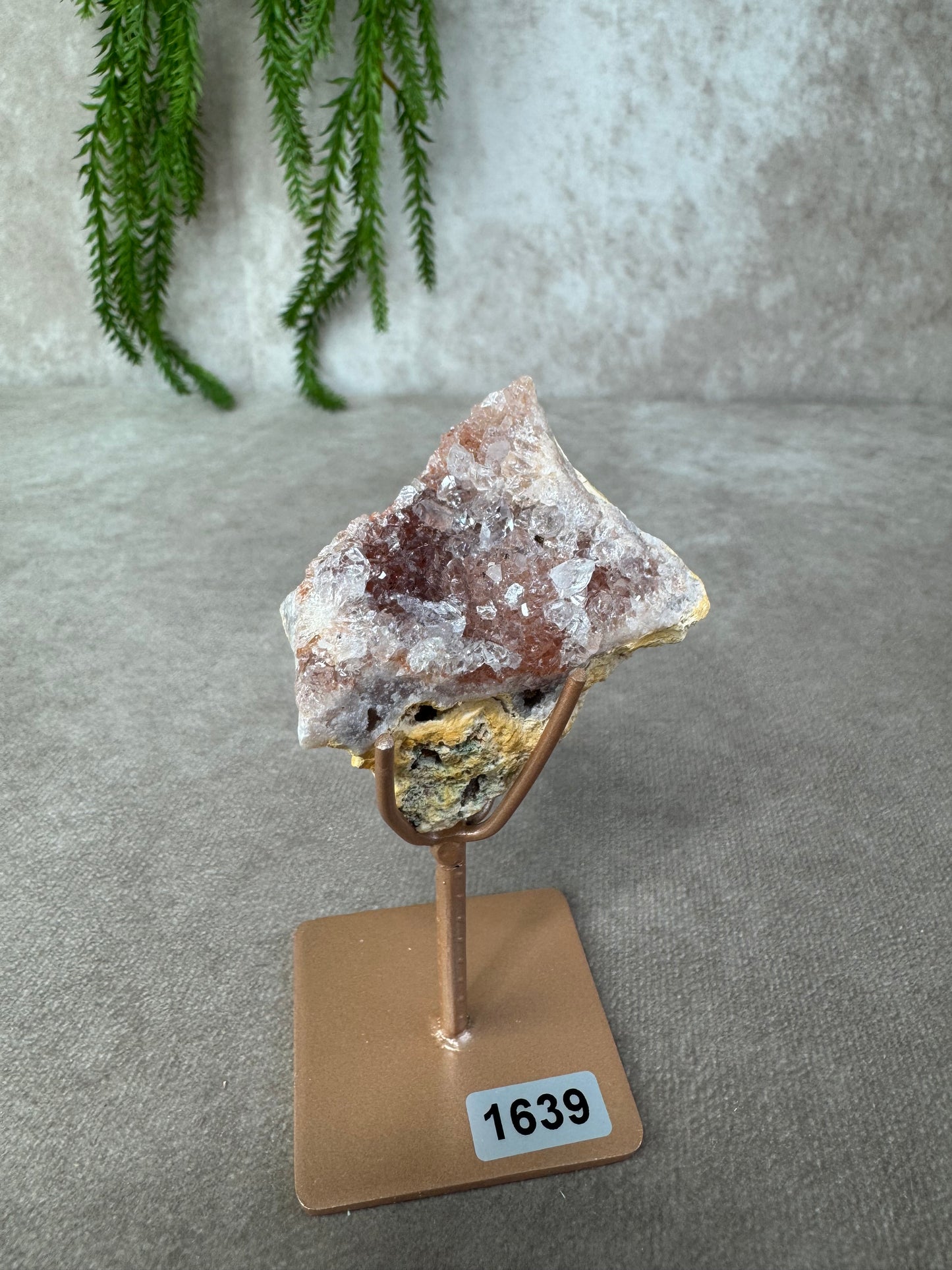 Roze amethist cluster op standaard #1639