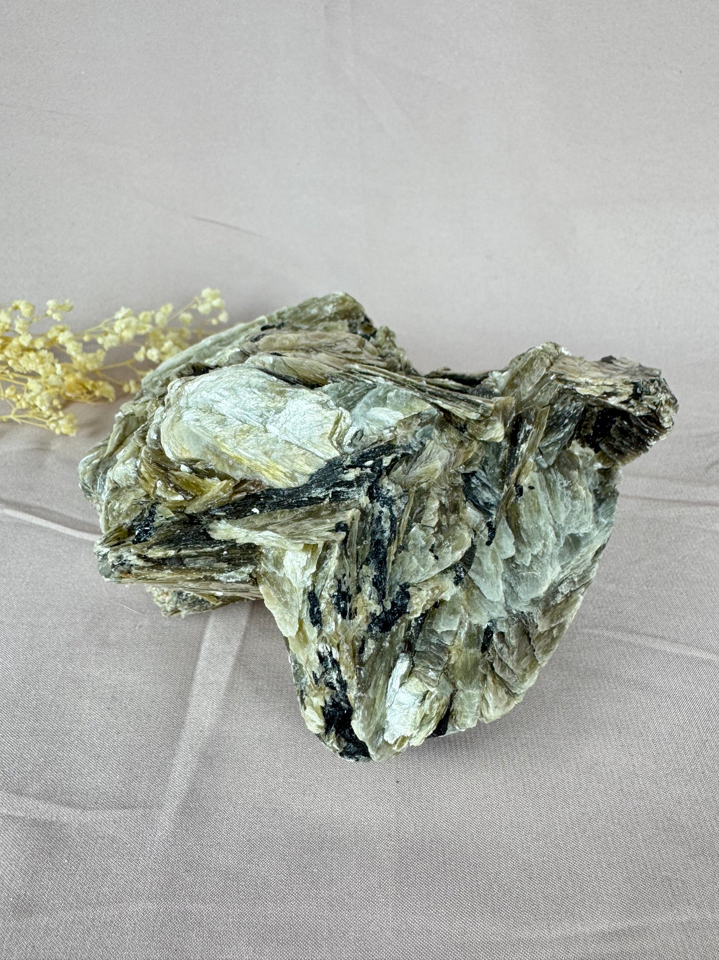 Cluster goude mica met toermalijn