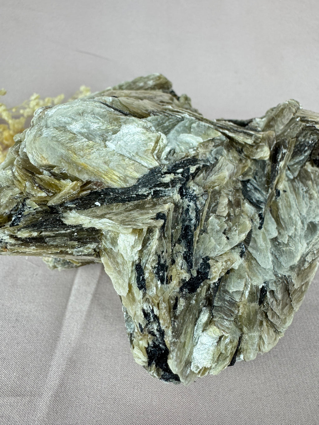 Cluster goude mica met toermalijn