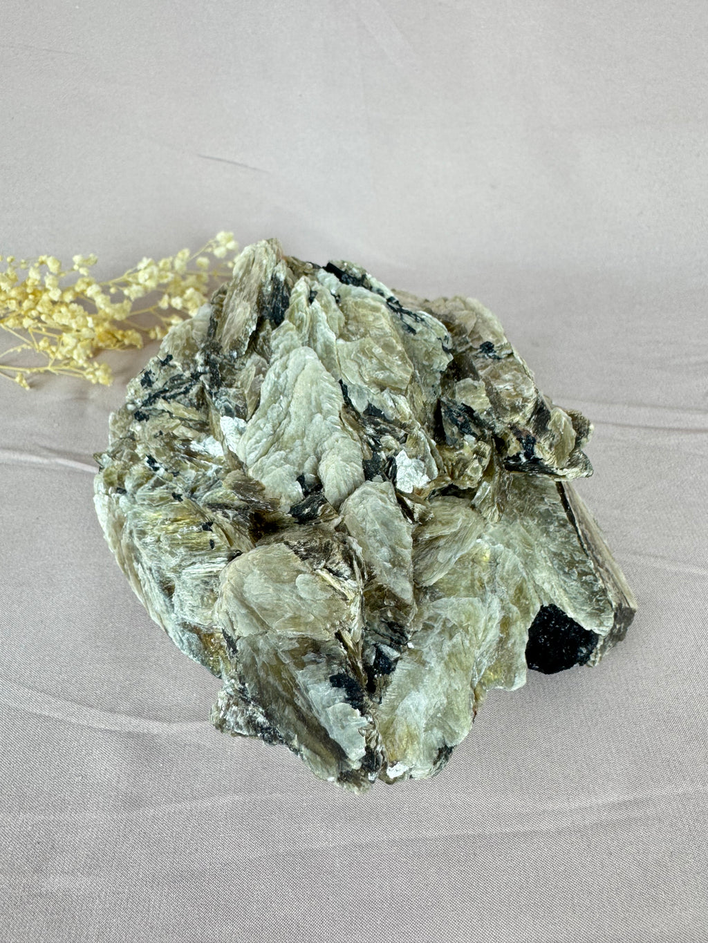 Cluster goude mica met toermalijn