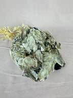 Cluster goude mica met toermalijn