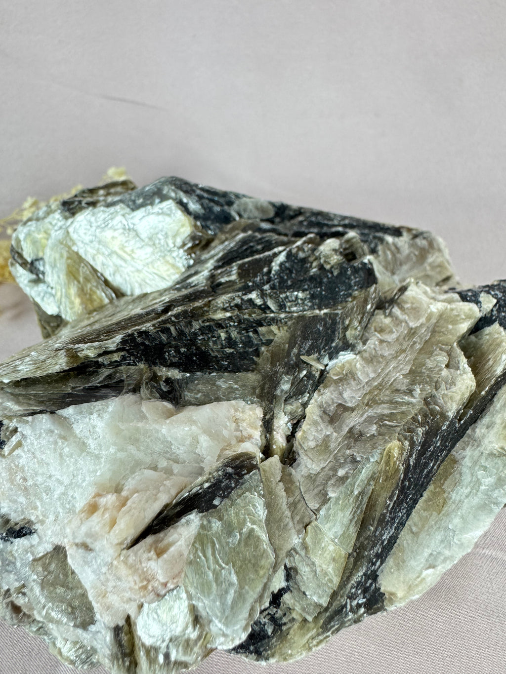 Cluster goude mica met toermalijn