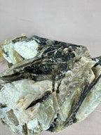 Cluster goude mica met toermalijn