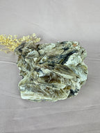 Cluster goude mica met toermalijn