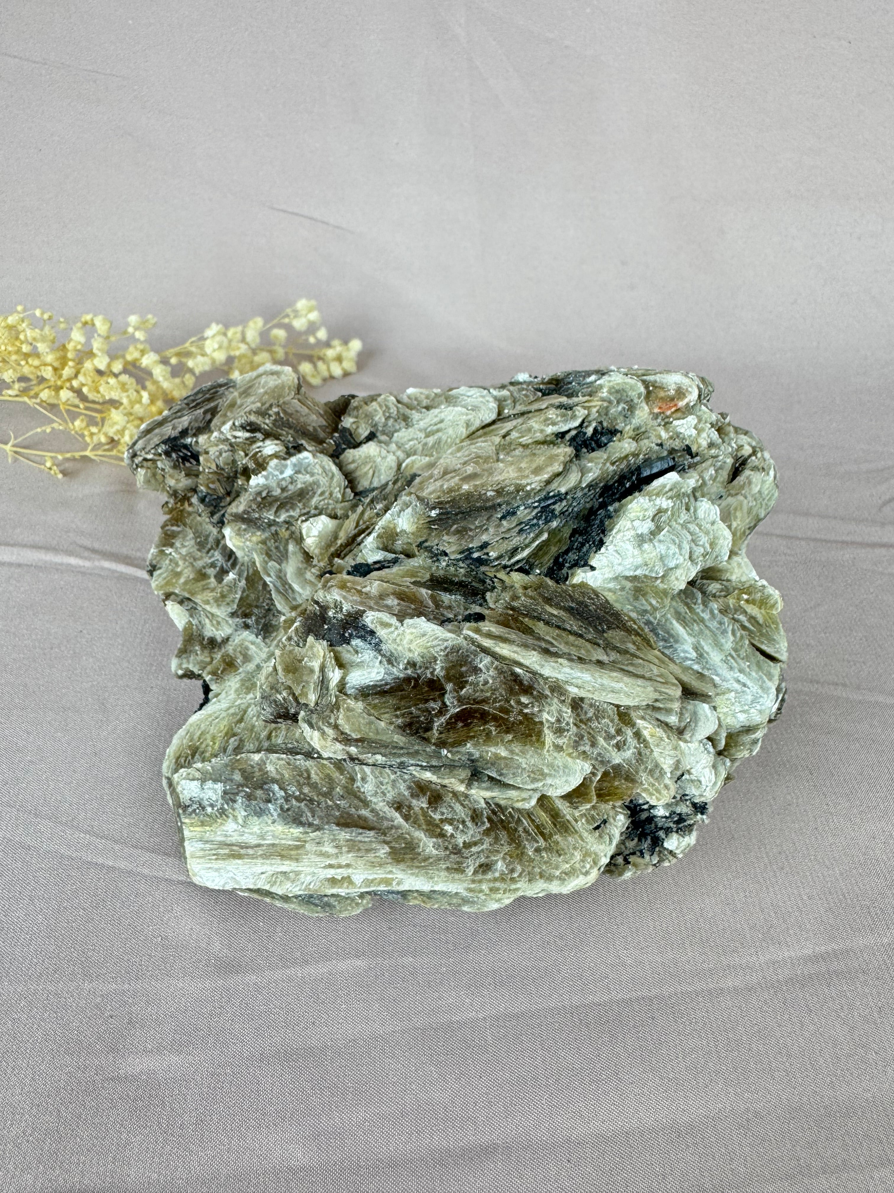 Cluster goude mica met toermalijn