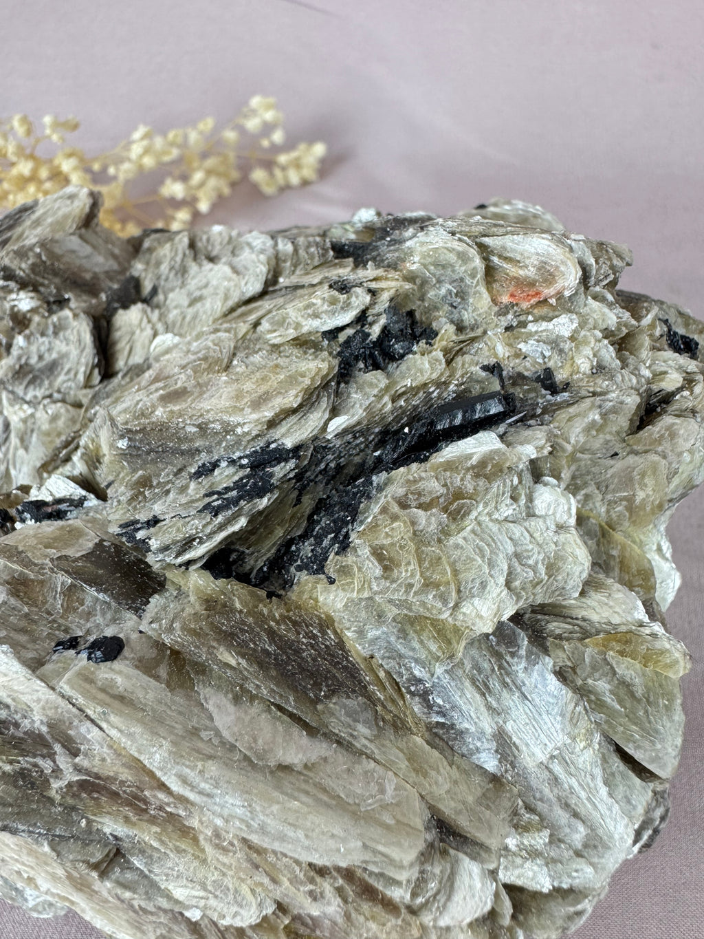 Cluster goude mica met toermalijn