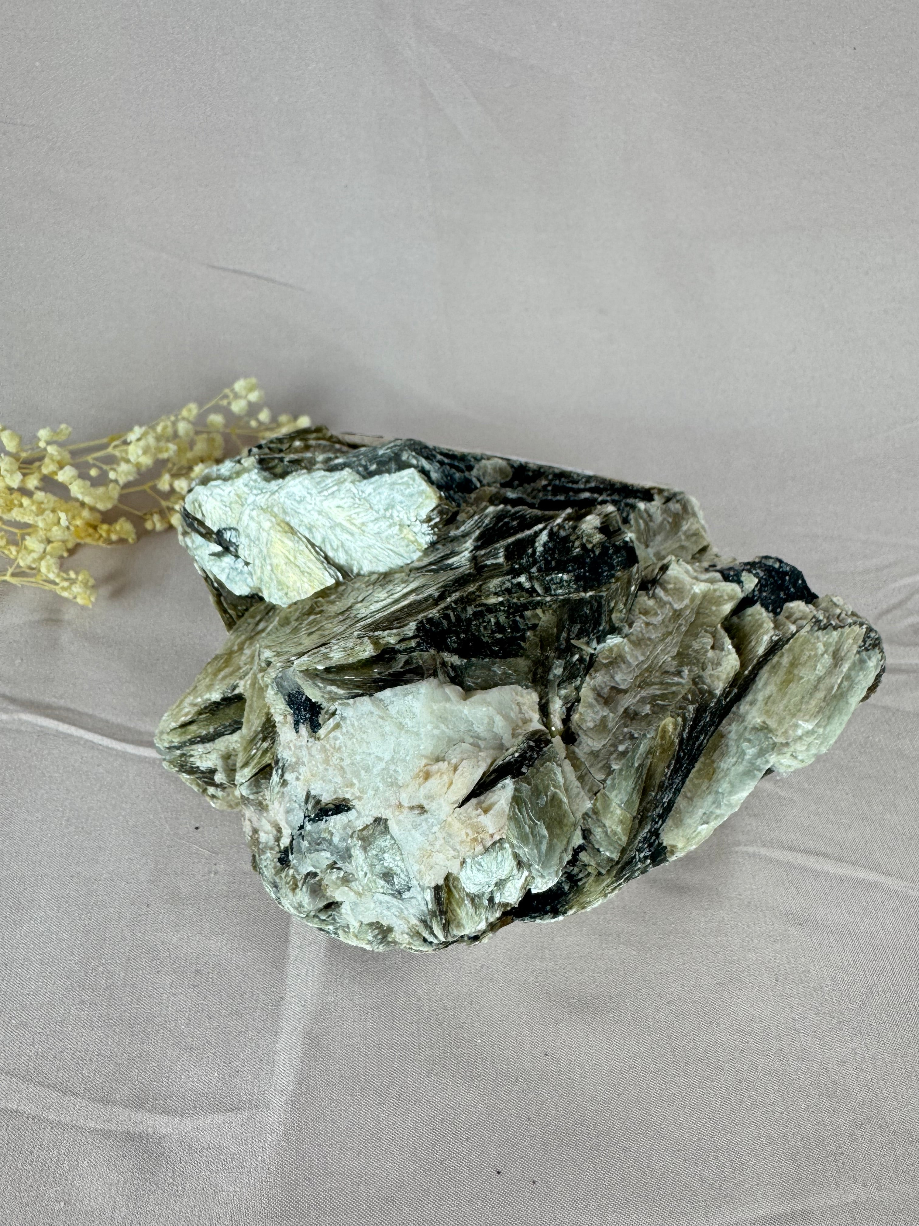 Cluster goude mica met toermalijn