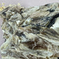 Cluster goude mica met toermalijn