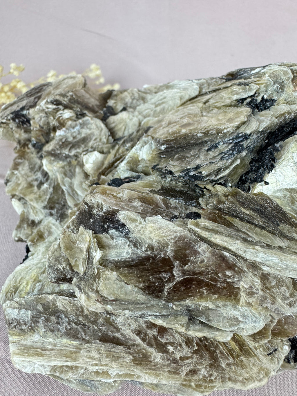 Cluster goude mica met toermalijn