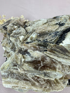 Cluster goude mica met toermalijn