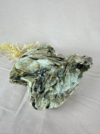 Cluster goude mica met toermalijn