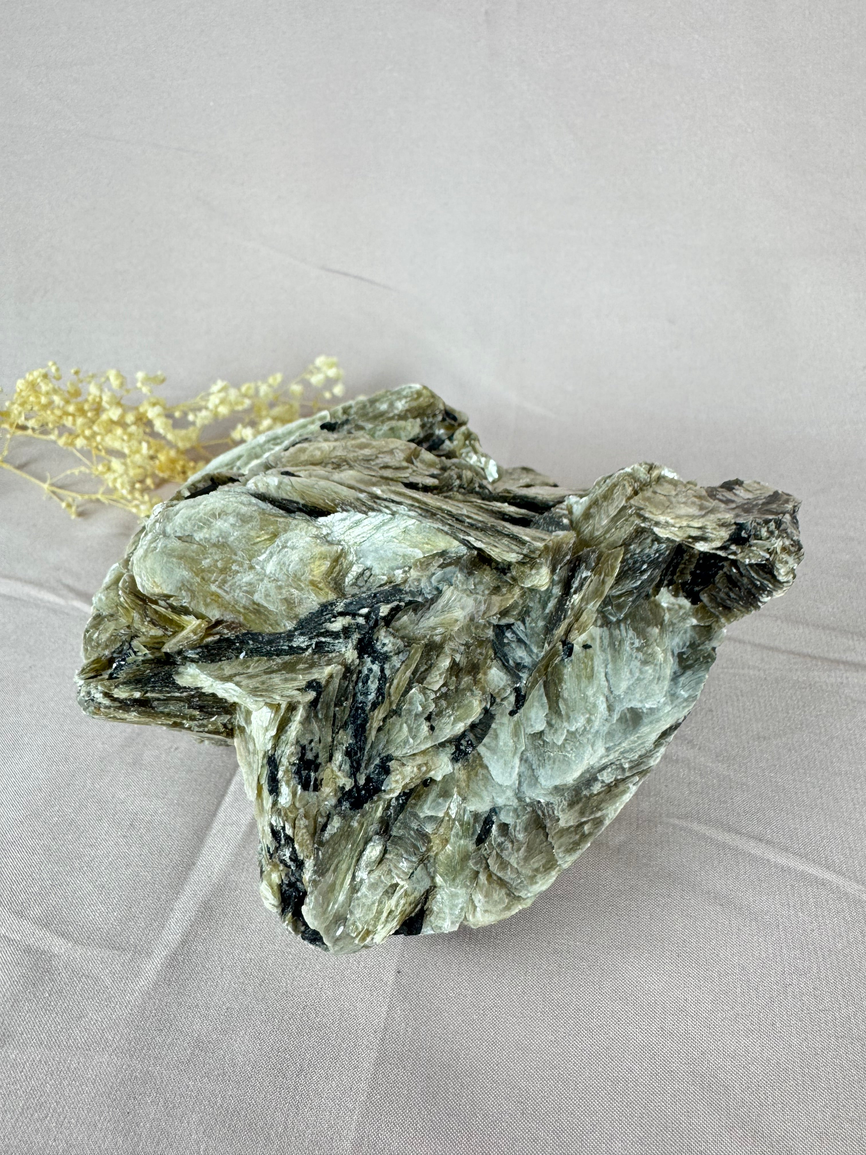 Cluster goude mica met toermalijn