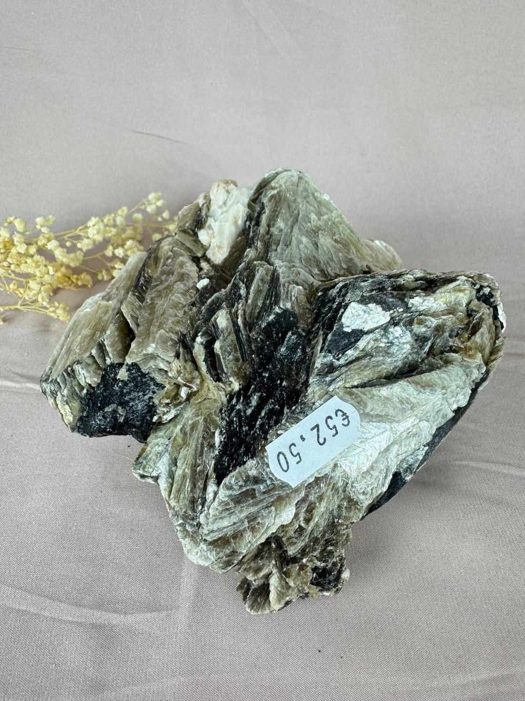 Cluster goude mica met toermalijn