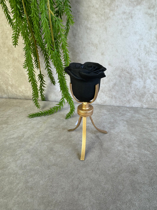 Zwarte roos op standaard