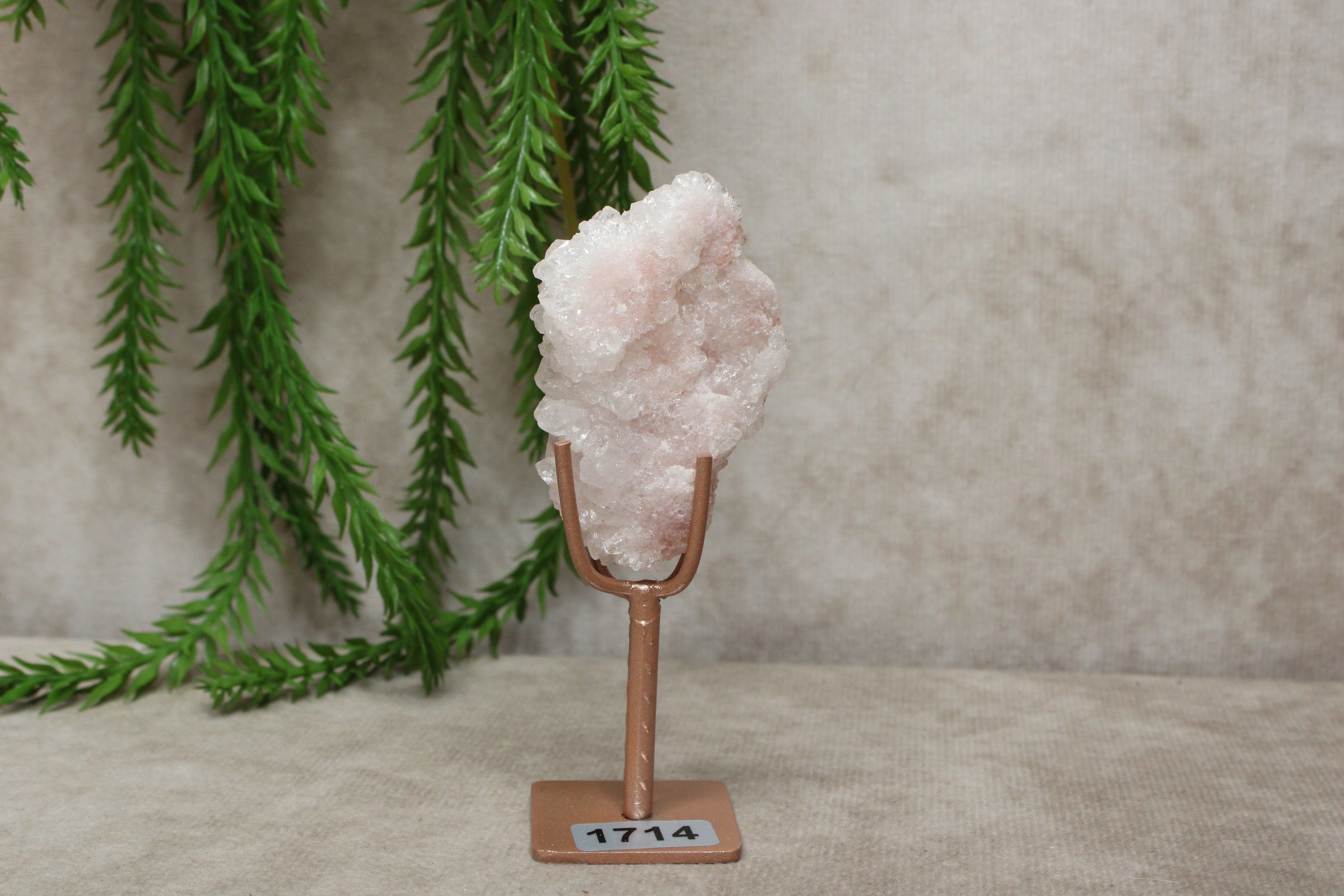 Roze amethist op standaard #1714