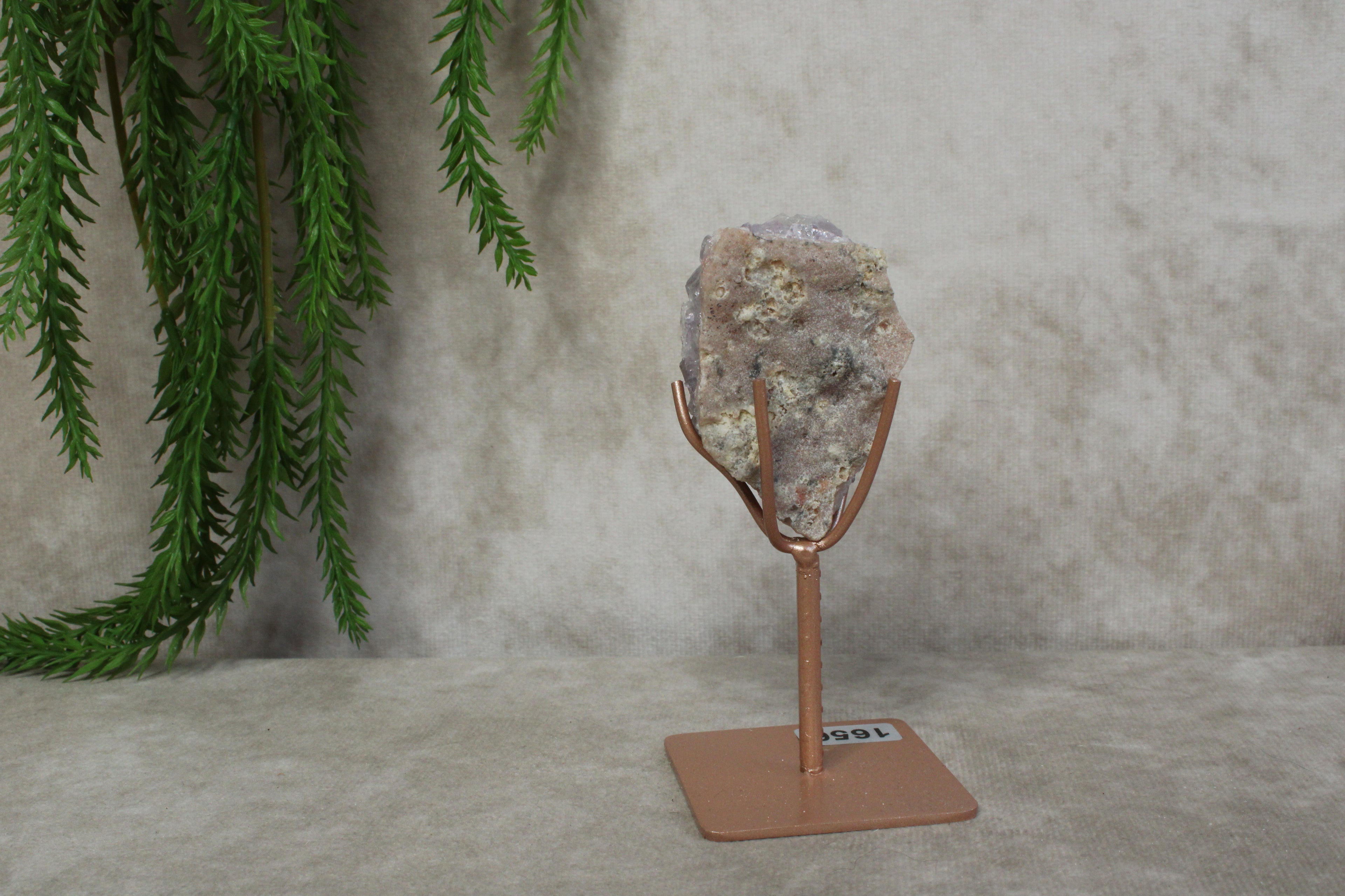 Roze amethist op standaard #1656