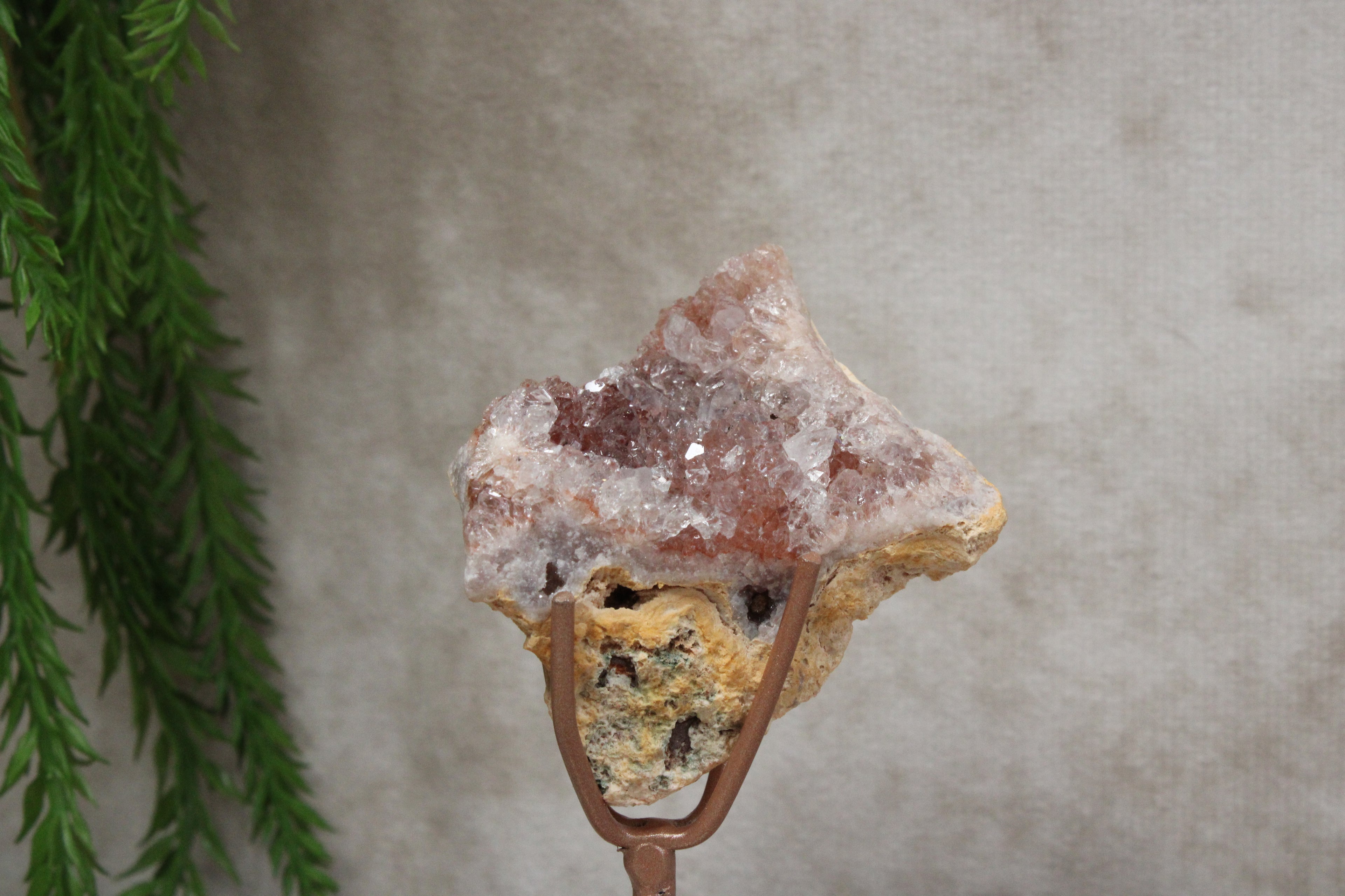 Roze amethist cluster op standaard #1639