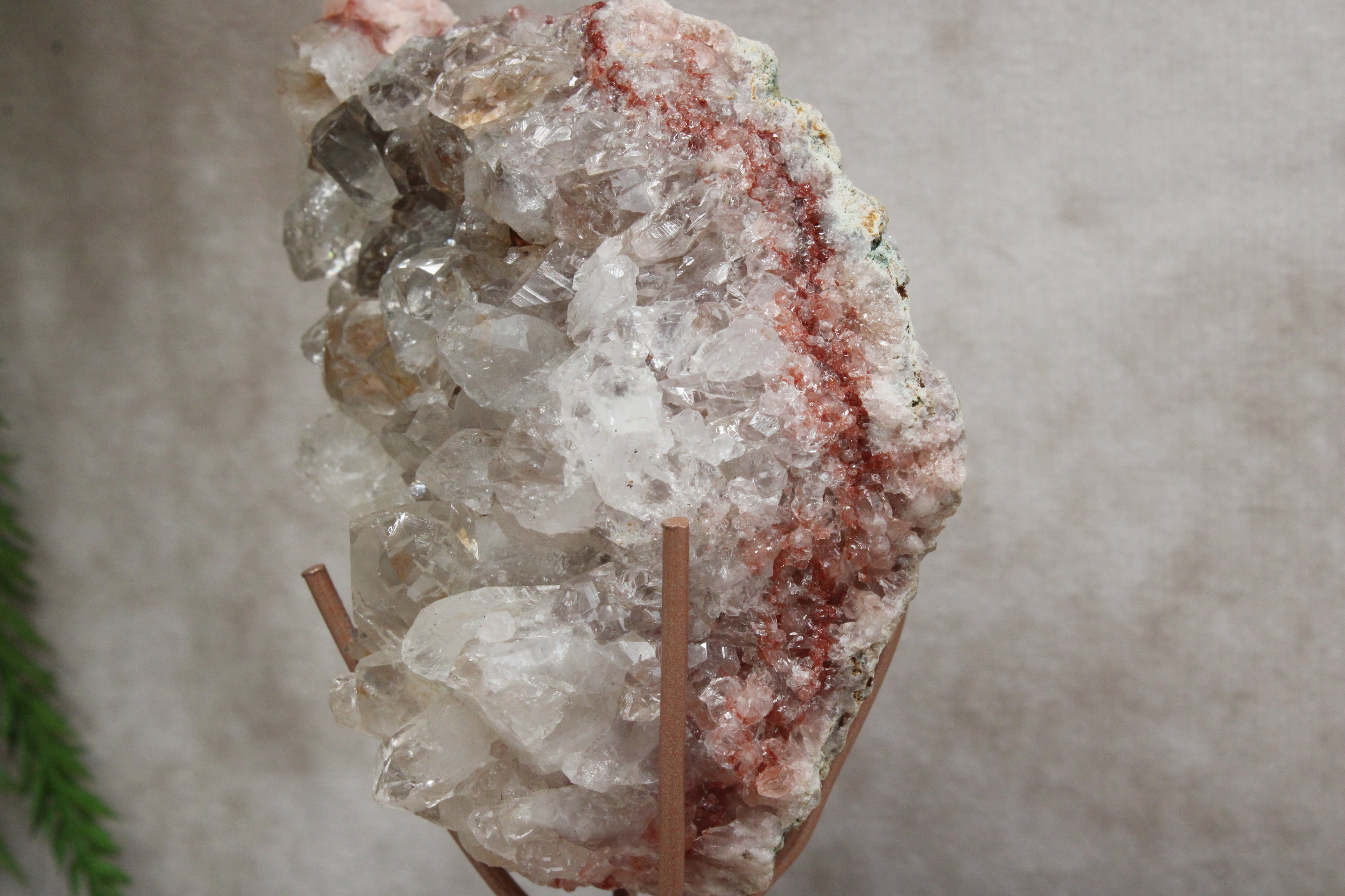 Roze amethist cluster op standaard #1638