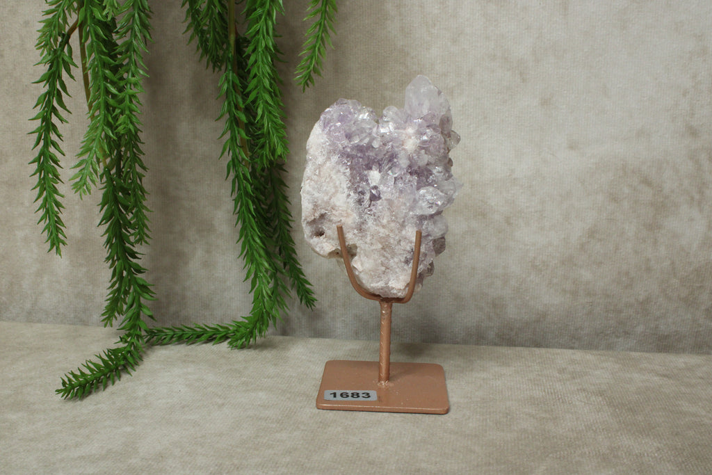 Roze amethist op standaard #1683