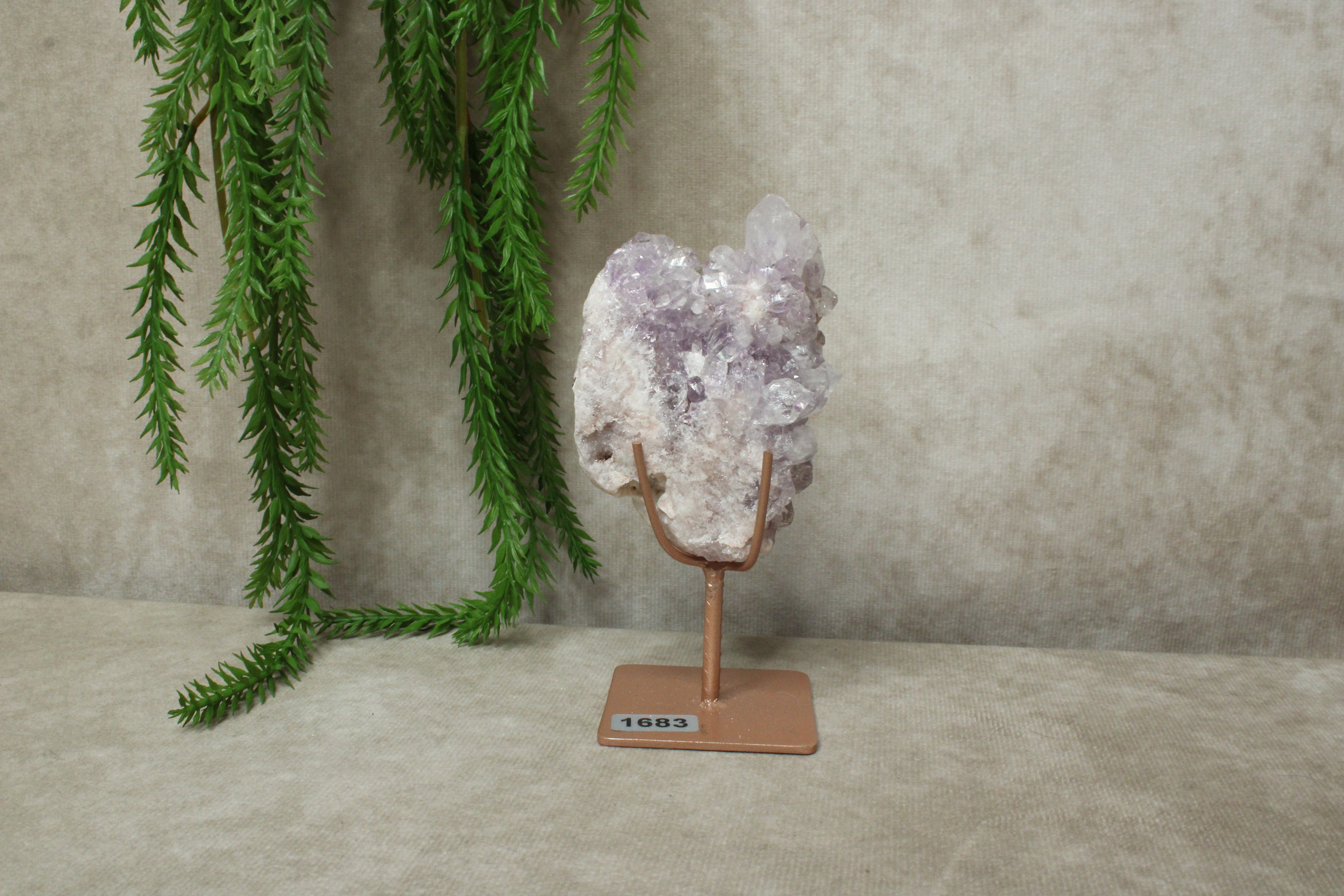 Roze amethist op standaard #1683