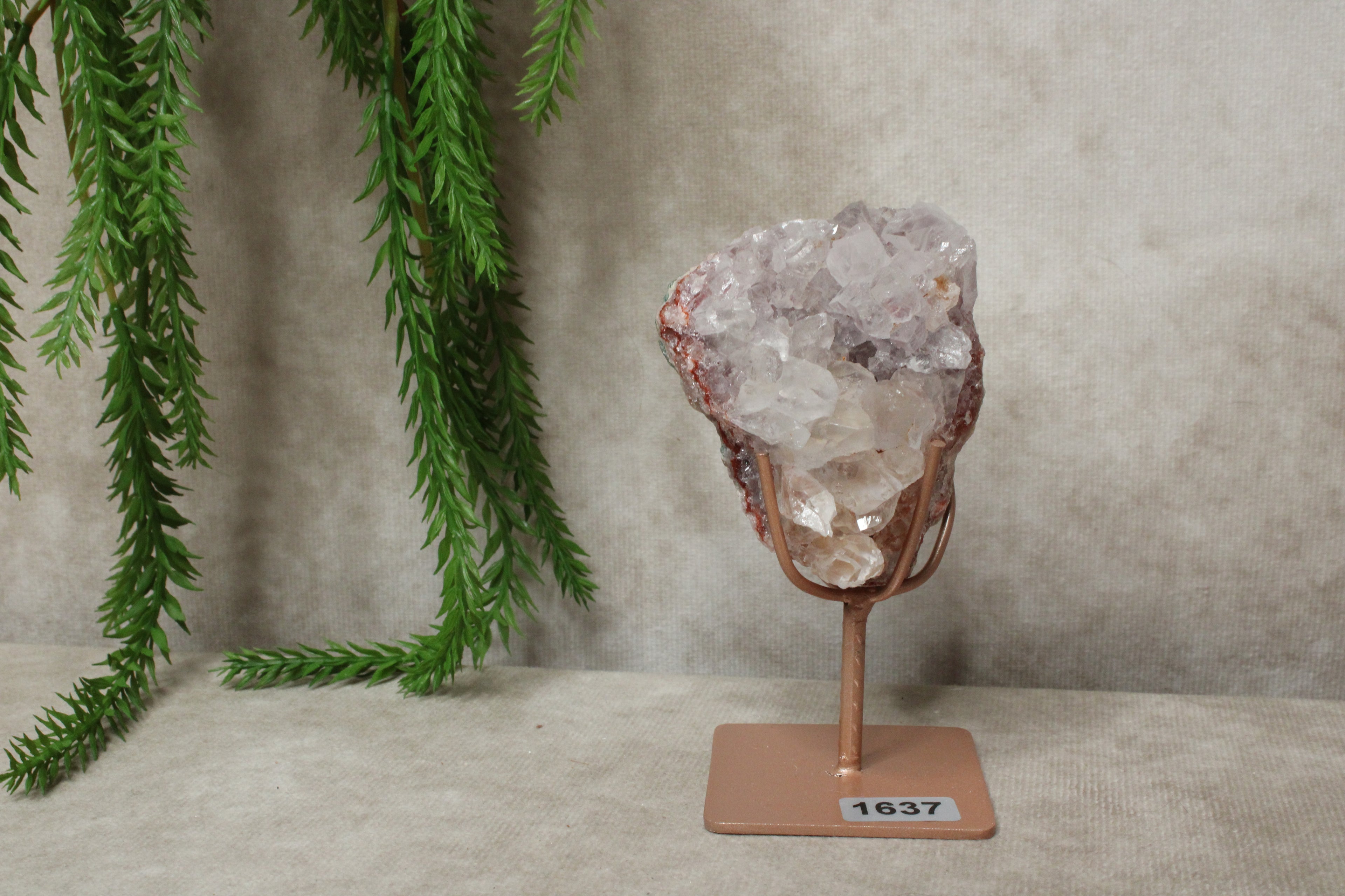 Roze amethist cluster op standaard #1637