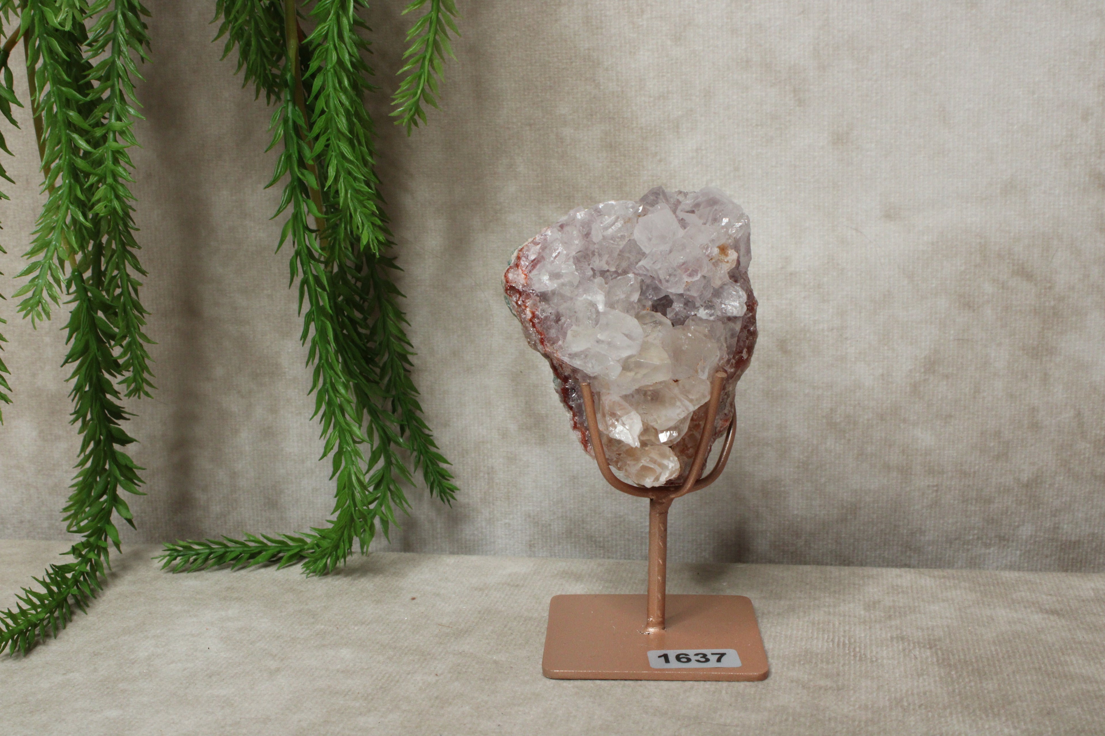 Roze amethist cluster op standaard #1637