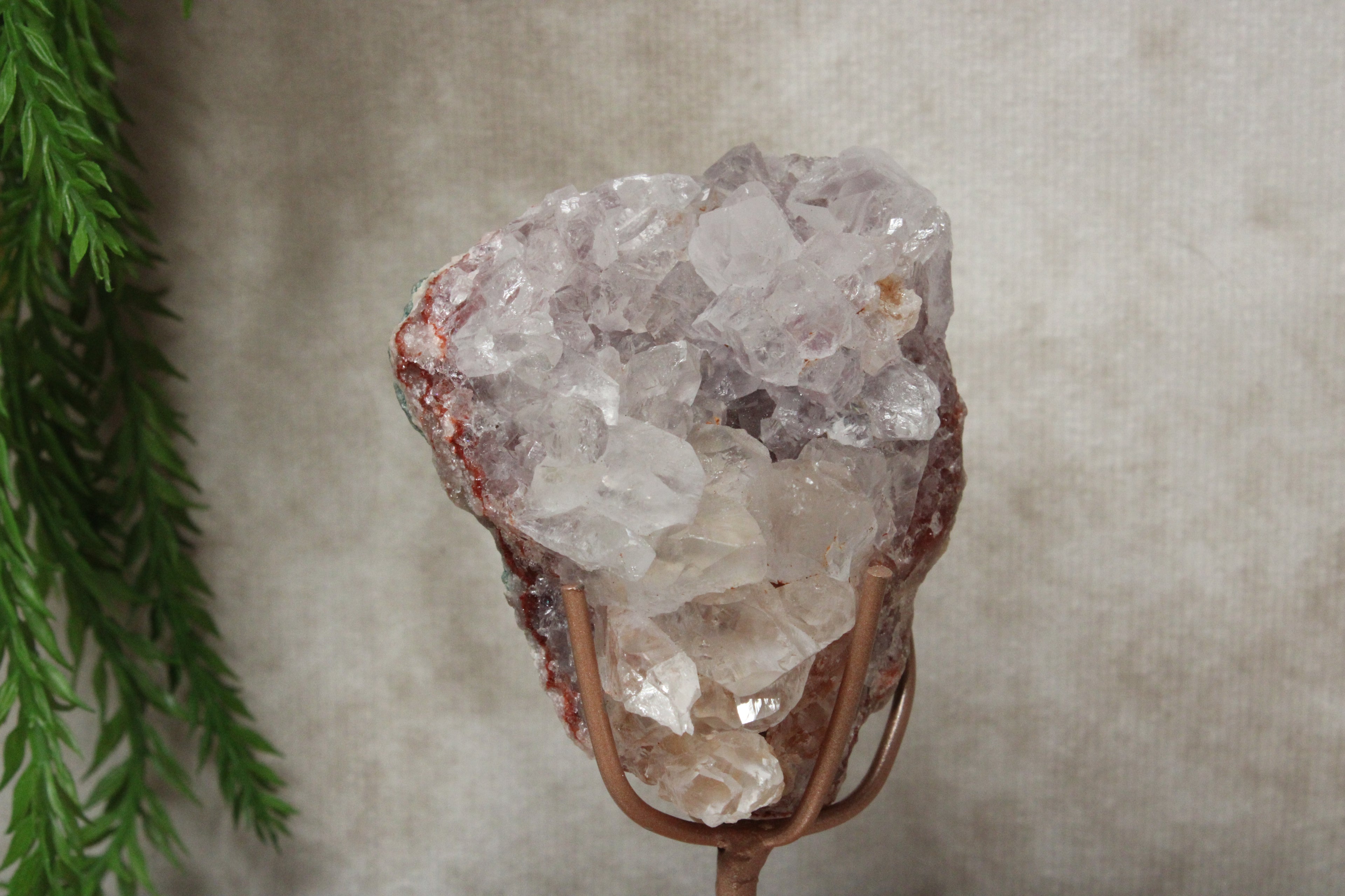 Roze amethist cluster op standaard #1637