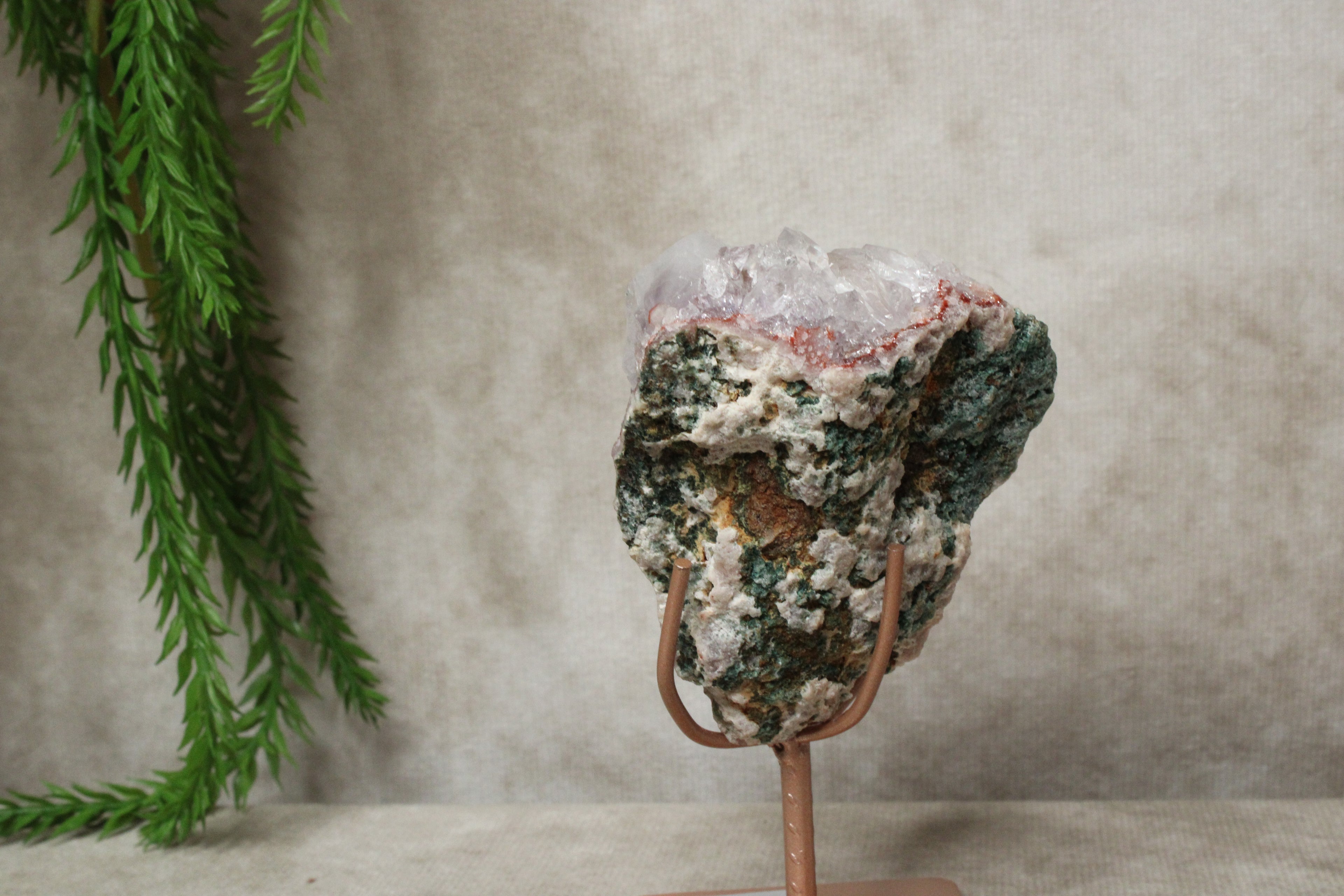 Roze amethist cluster op standaard #1637