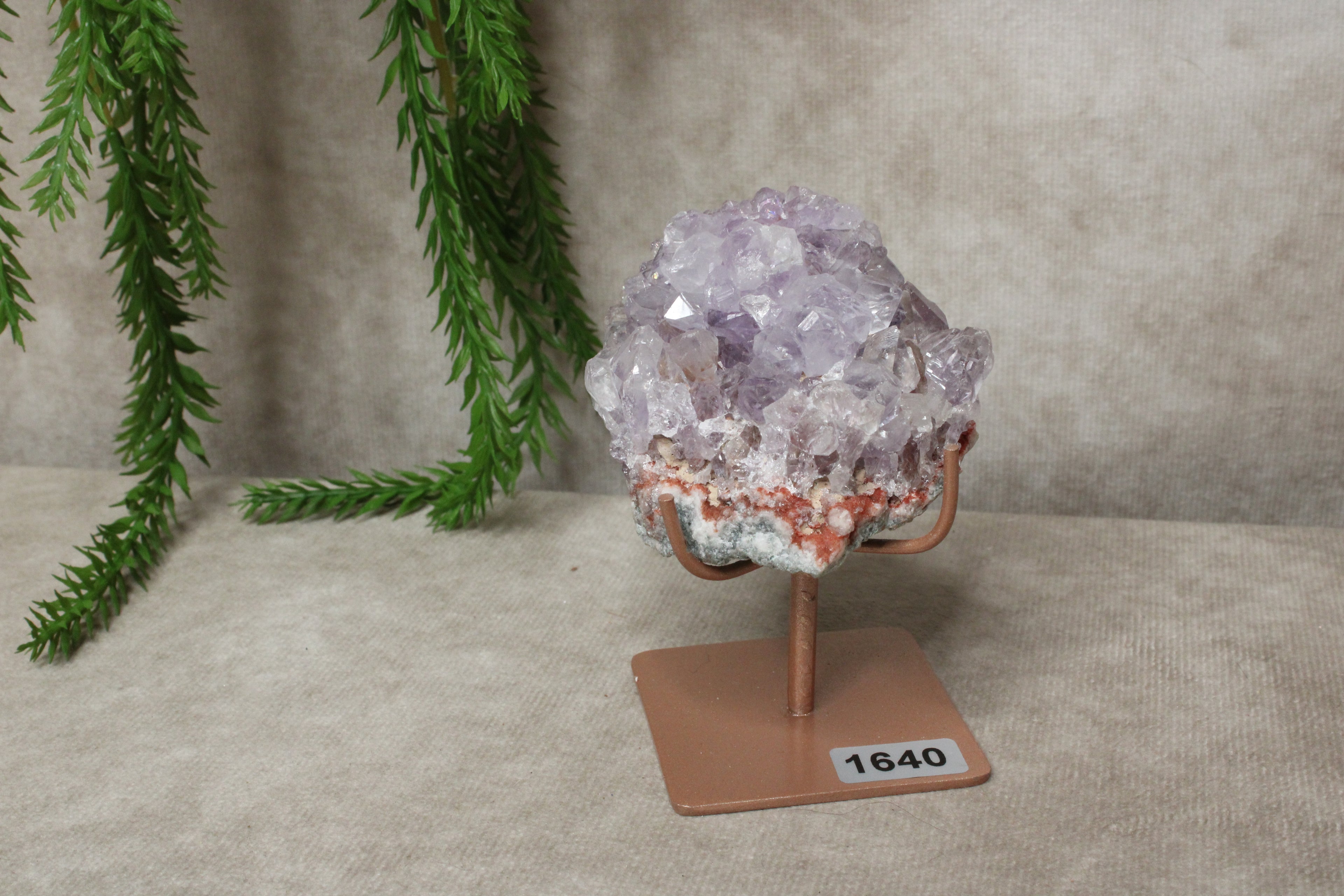 Roze amethist cluster op standaard #1640