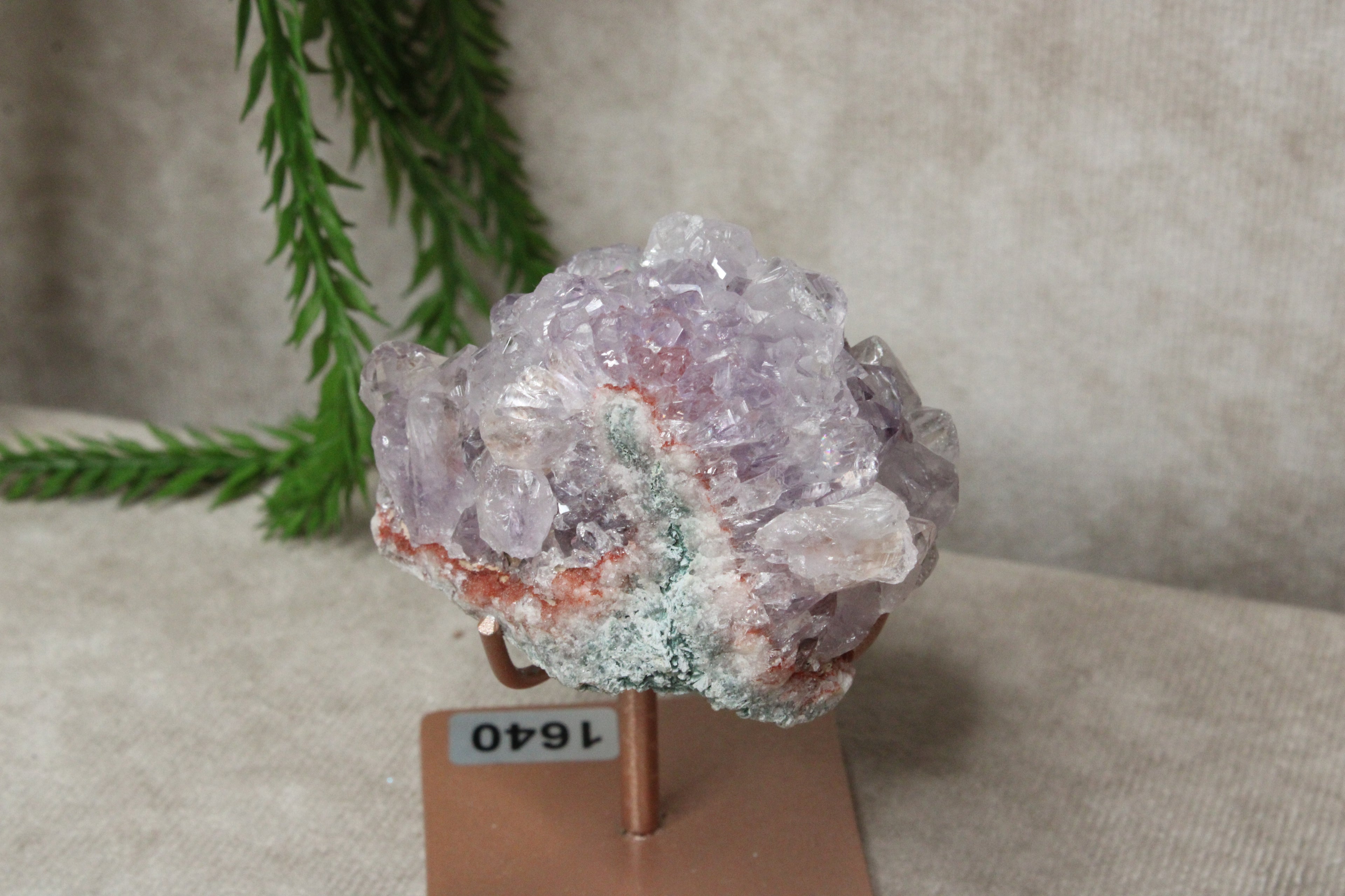 Roze amethist cluster op standaard #1640