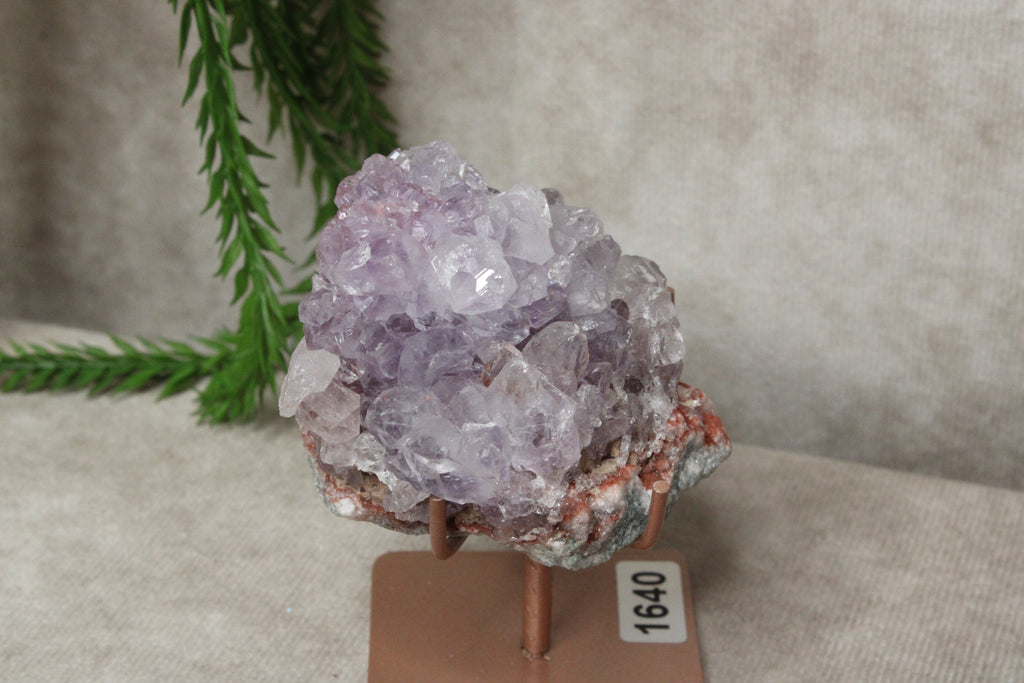 Roze amethist cluster op standaard #1640