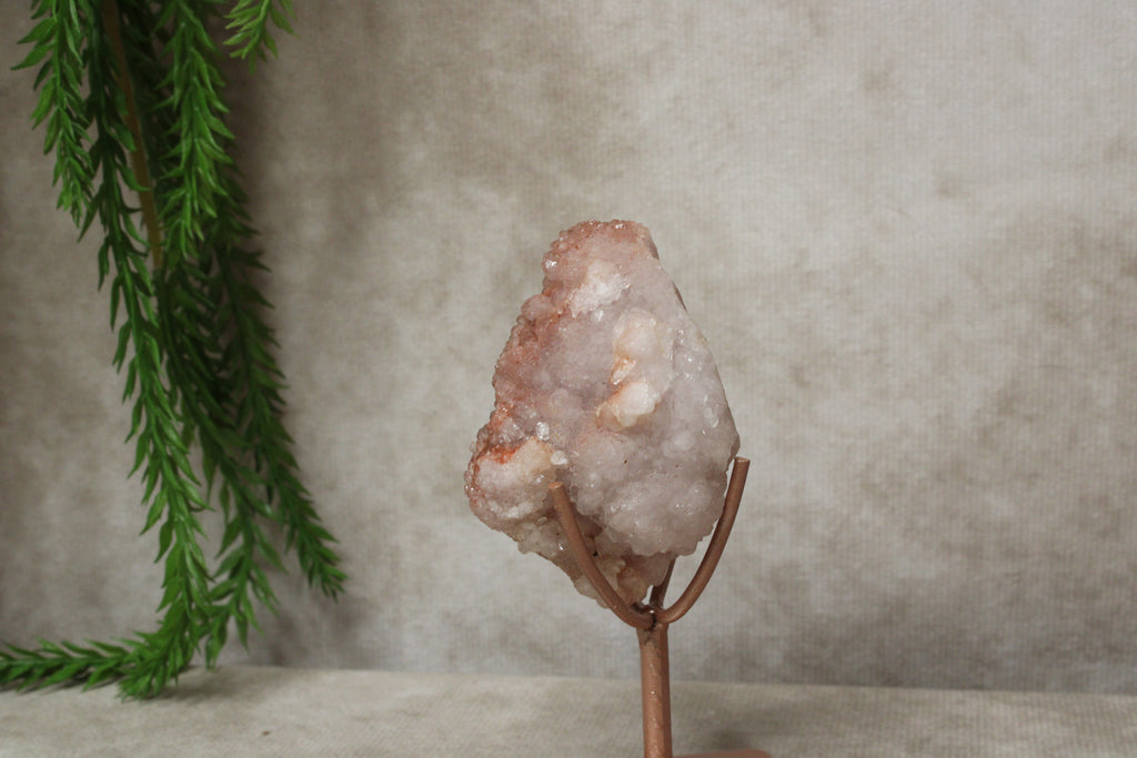 Roze amethis cluster op standaard #1641