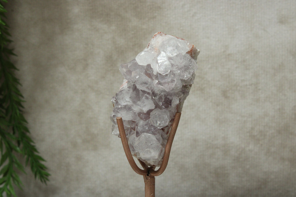 Roze amethist cluster op standaard #1652