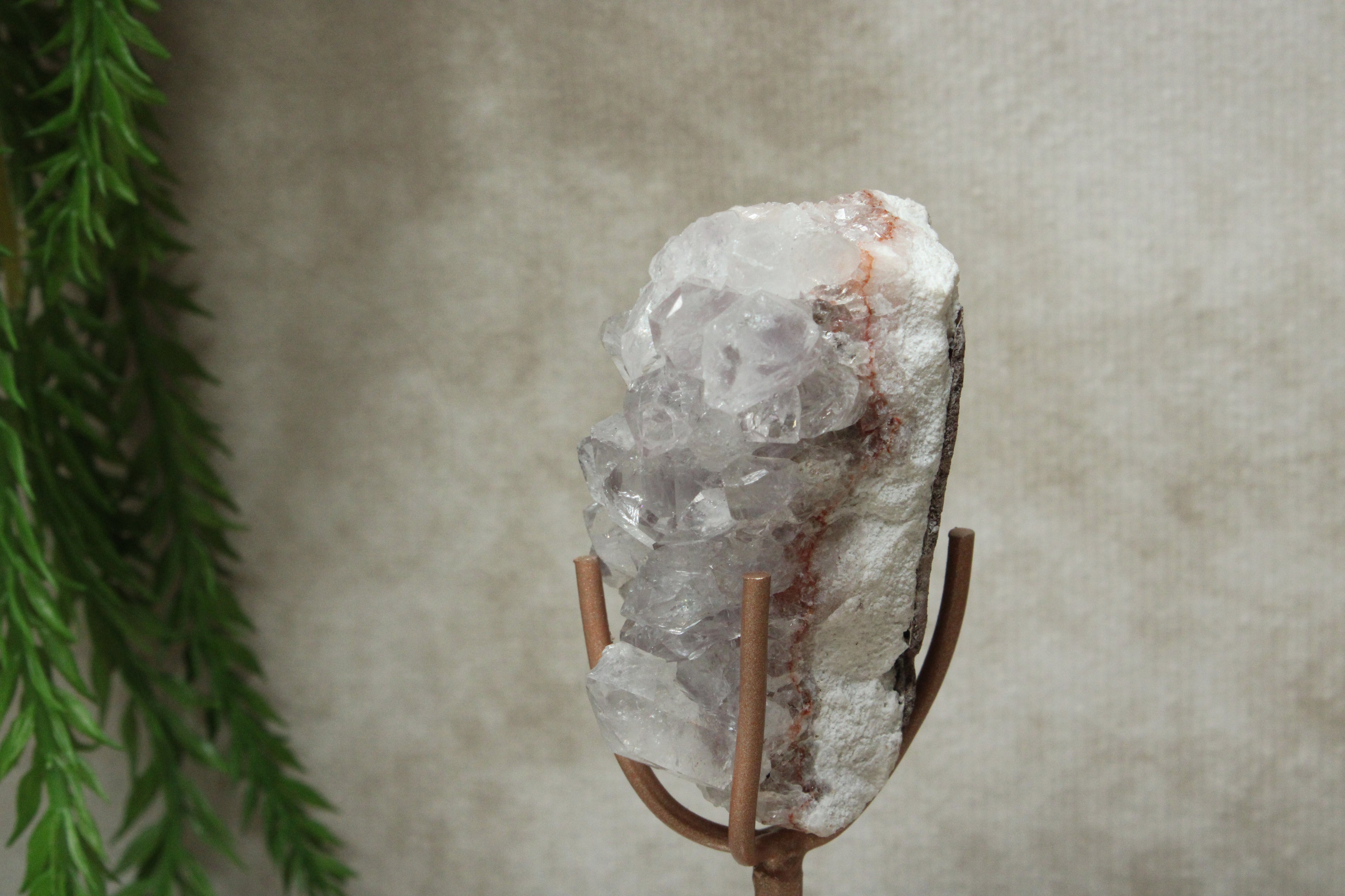 Roze amethist cluster op standaard #1652