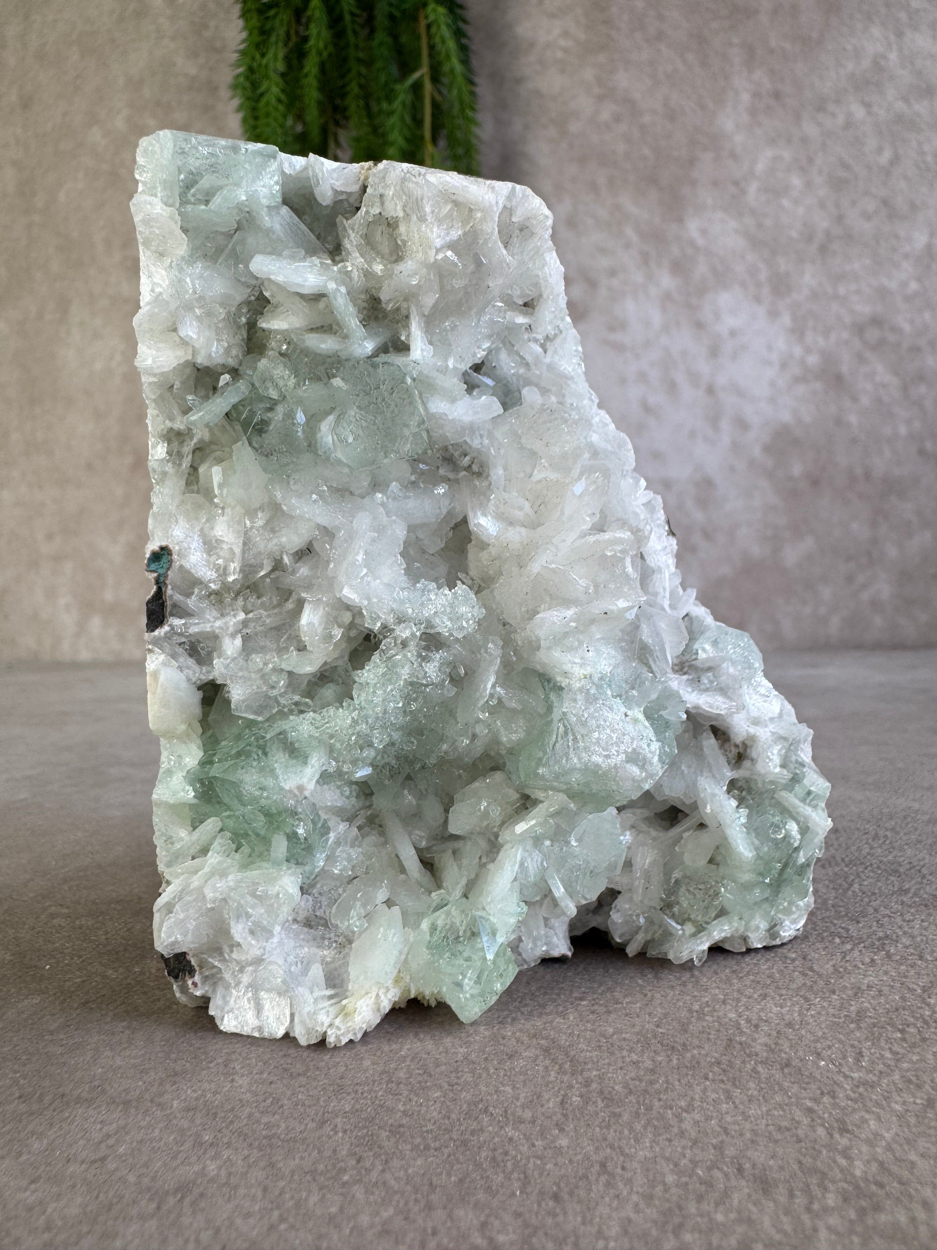 Apofyliet met witte stilbiet cluster