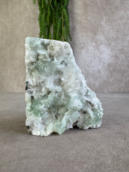 Apofyliet met witte stilbiet cluster