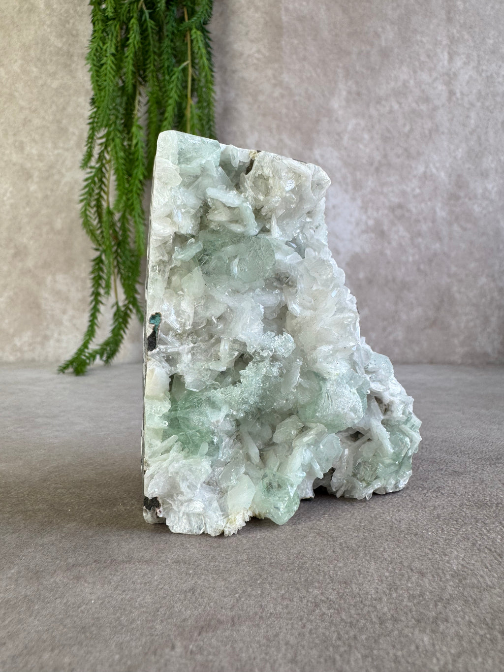 Apofyliet met witte stilbiet cluster