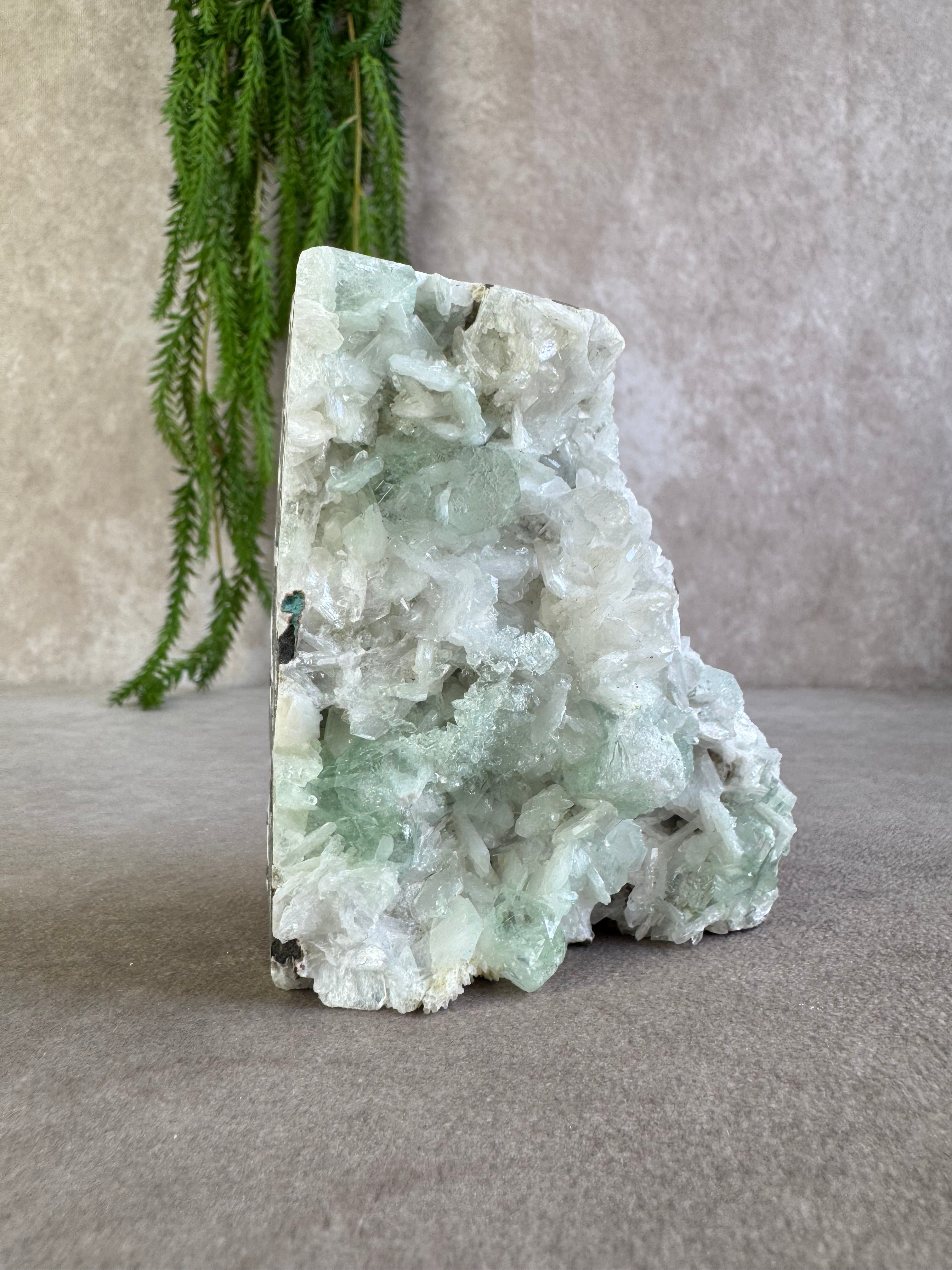 Apofyliet met witte stilbiet cluster