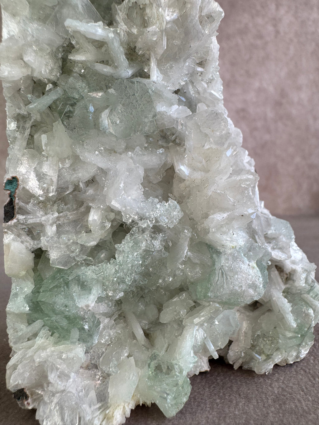 Apofyliet met witte stilbiet cluster
