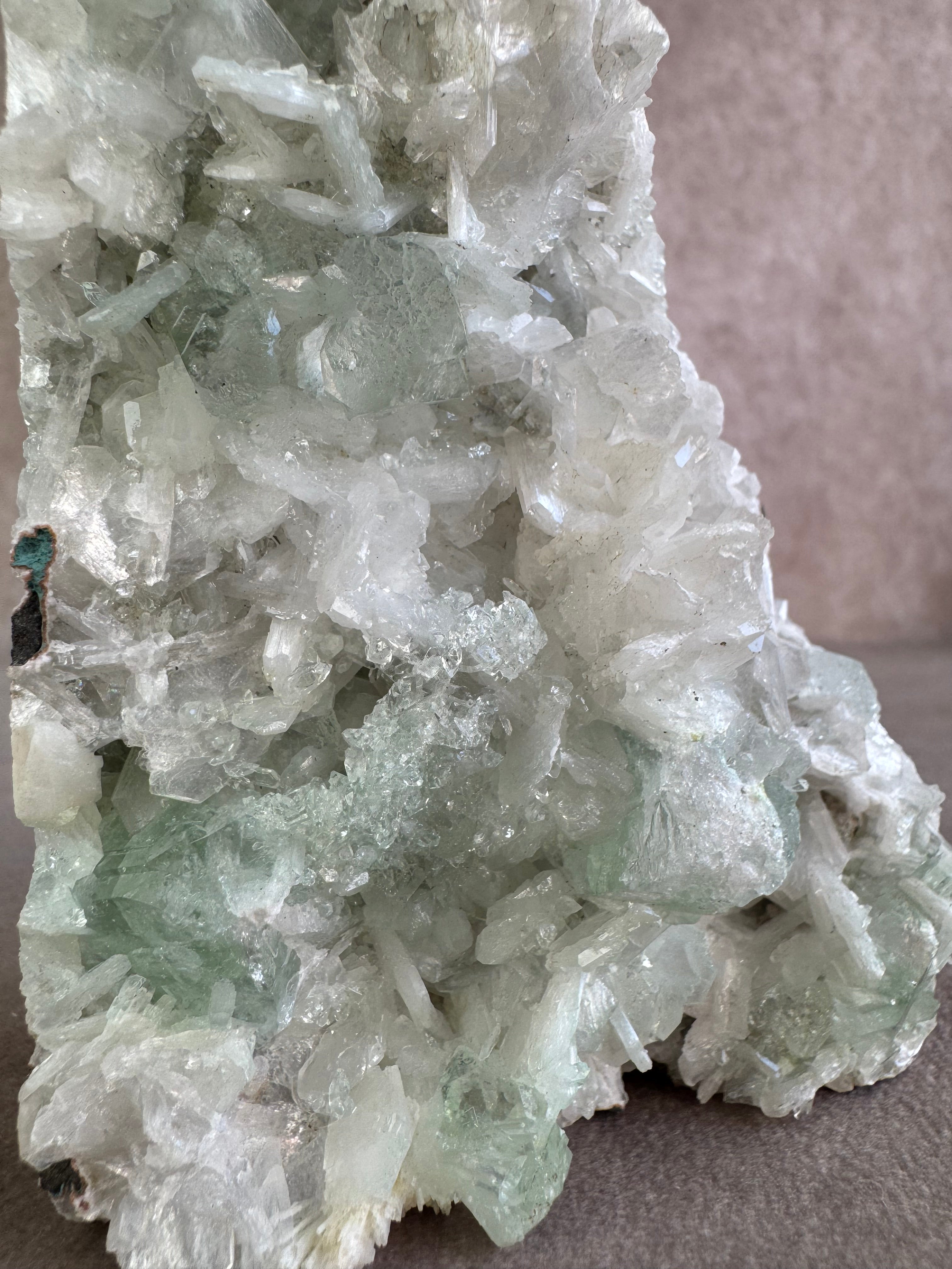 Apofyliet met witte stilbiet cluster