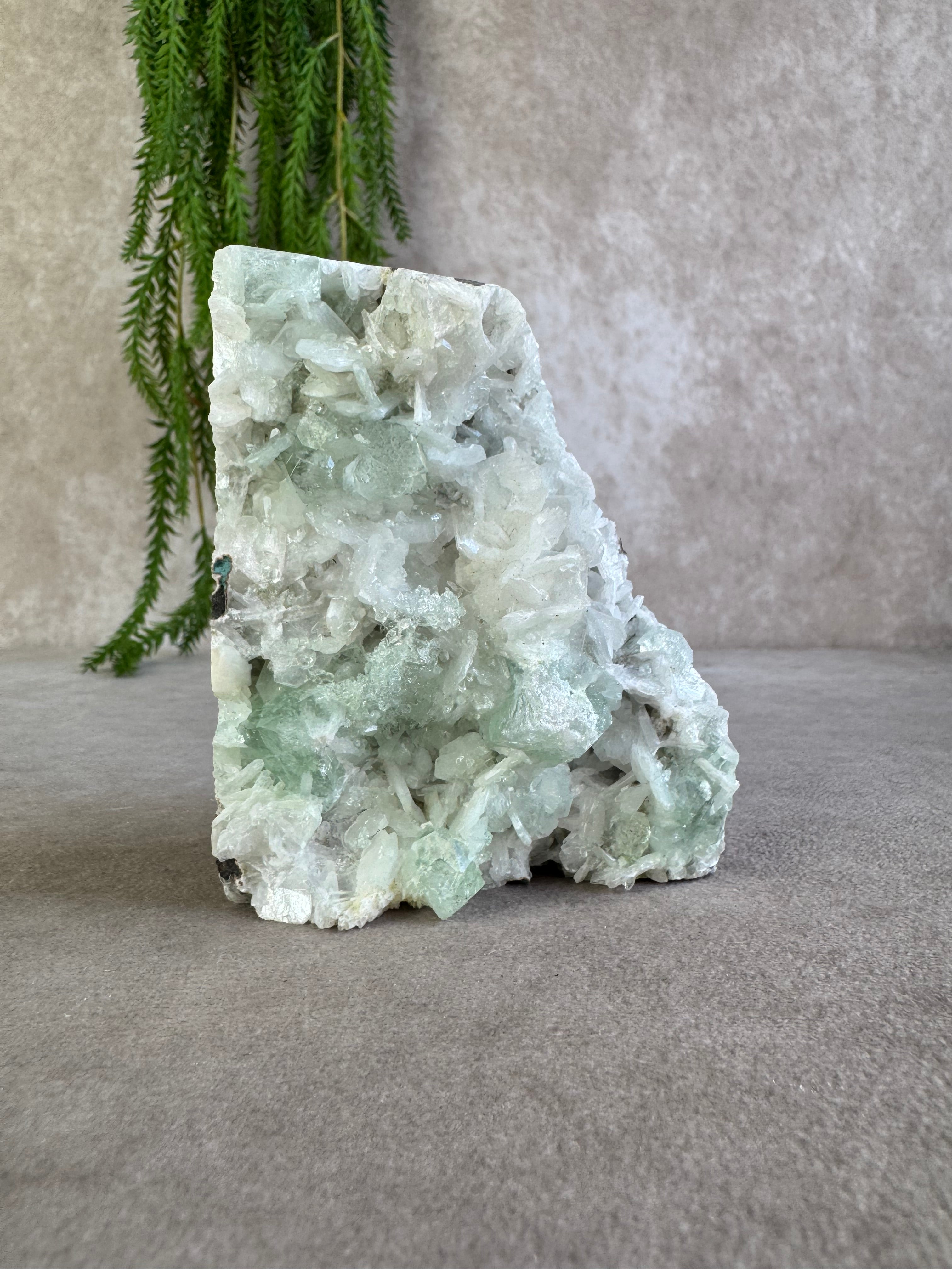 Apofyliet met witte stilbiet cluster