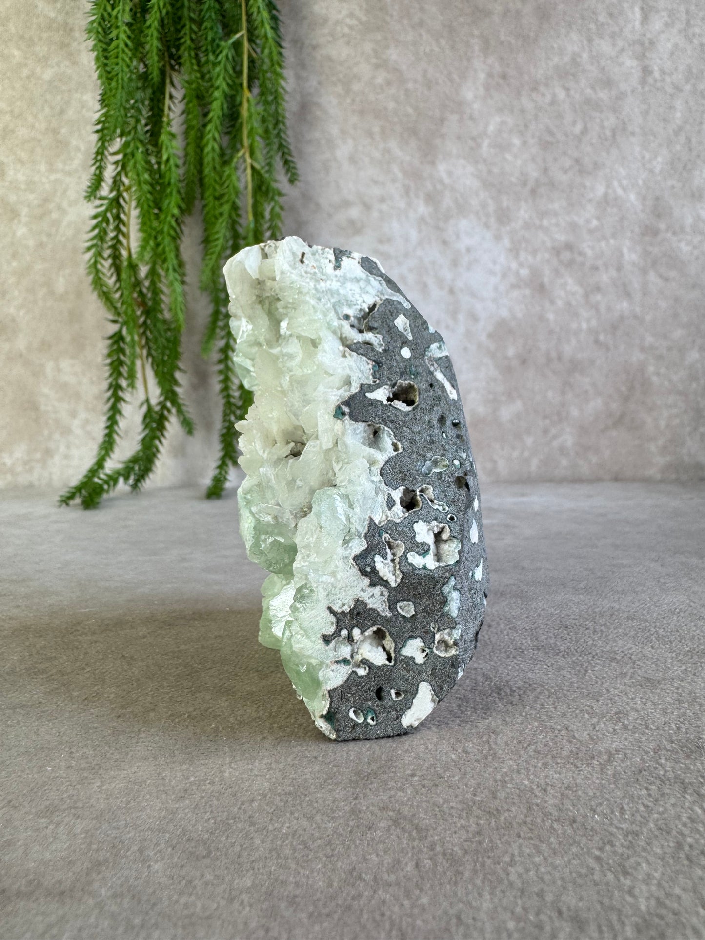 Apofyliet met witte stilbiet cluster