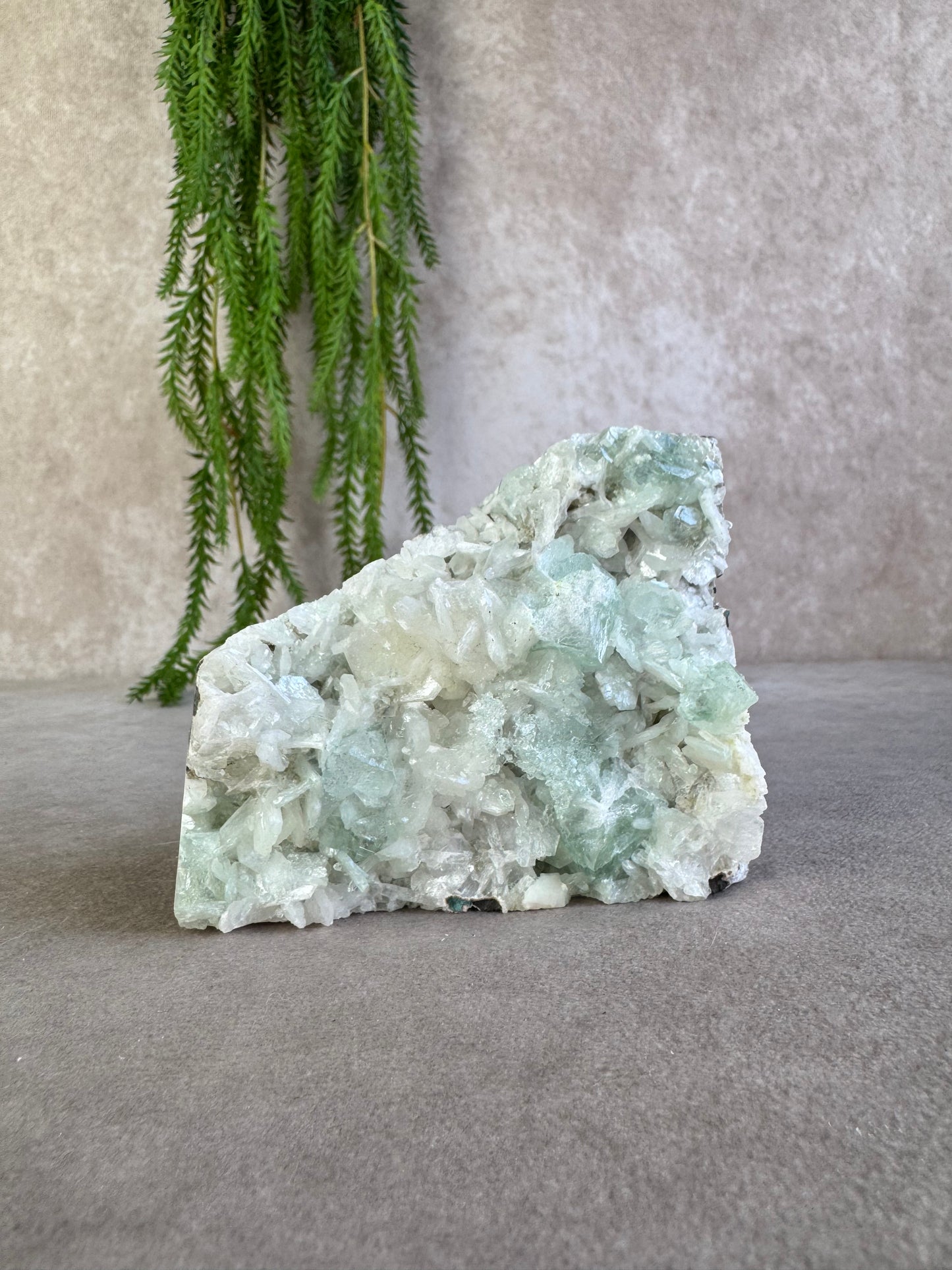 Apofyliet met witte stilbiet cluster