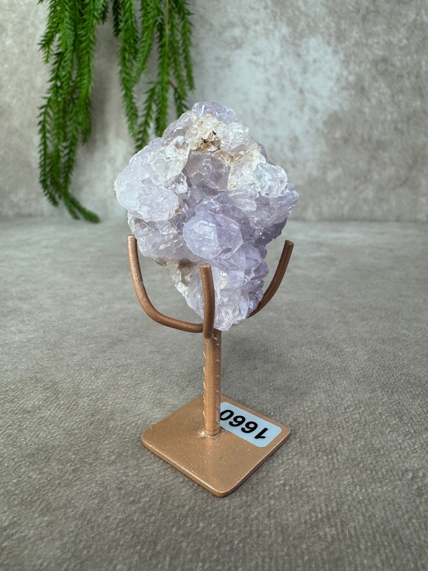 Roze amethist cluster op standaard #1660