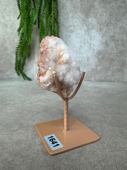 Roze amethis cluster op standaard #1641