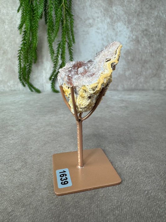 Roze amethist cluster op standaard #1639