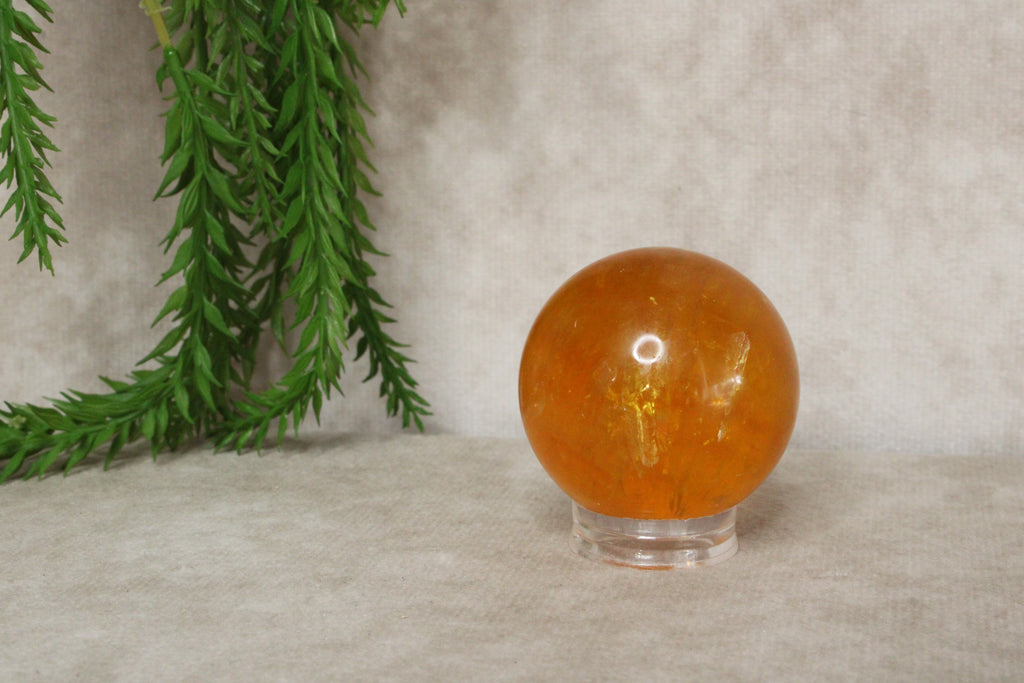 Gele fluoriet met mica bol #1769