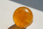 Gele fluoriet met mica bol #1769