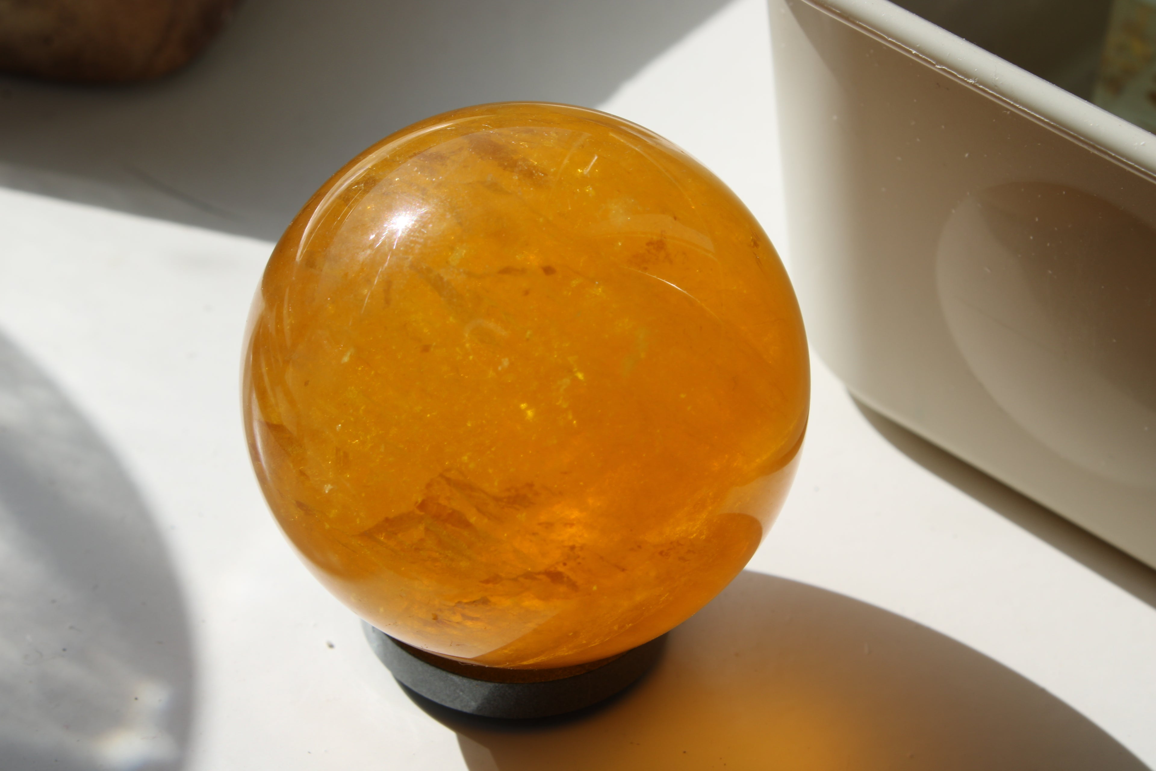 Gele fluoriet met mica bol #1797